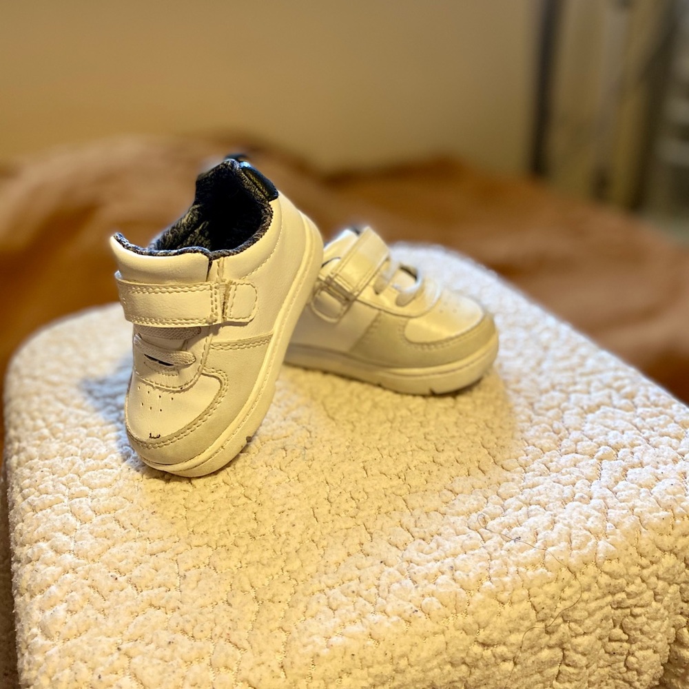 👦🏻👦🏼👦🏾White Sneakers for Baby Boys💙🤍